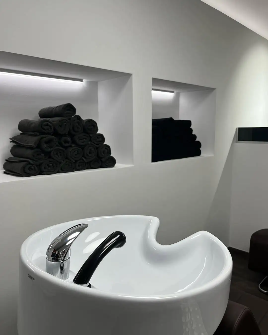 Salon von Haargenau by Merita Gasi